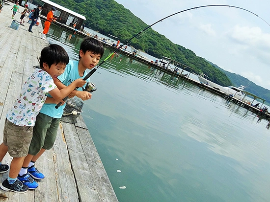 今年的春夏全家一起體驗釣魚/