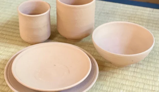 在唐津燒窯元鏡山窯體驗繪畫