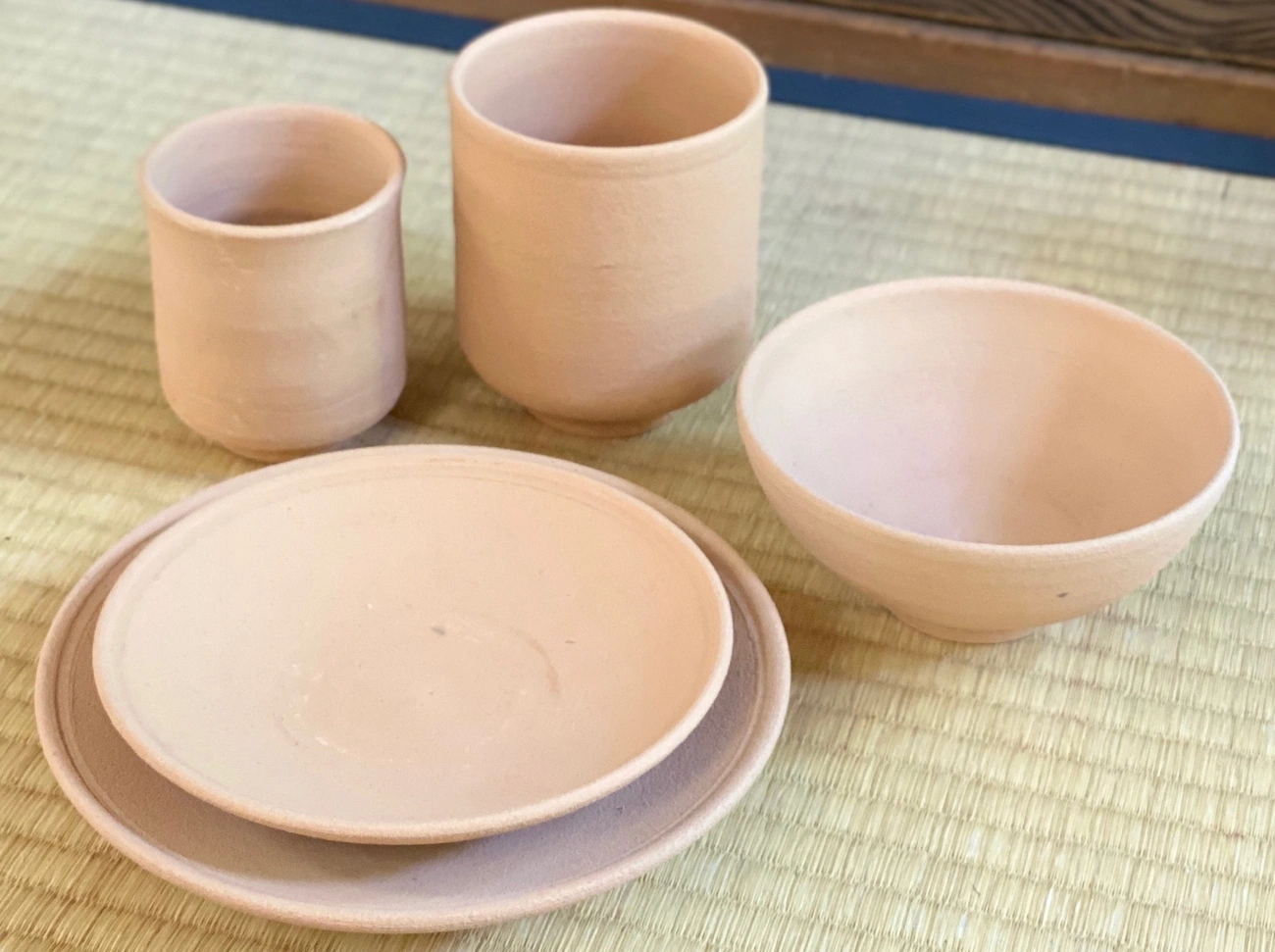 在唐津燒窯元鏡山窯體驗繪畫